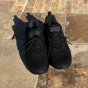 Larnmern Slip resistant Women’s Slip on non slip sneakers